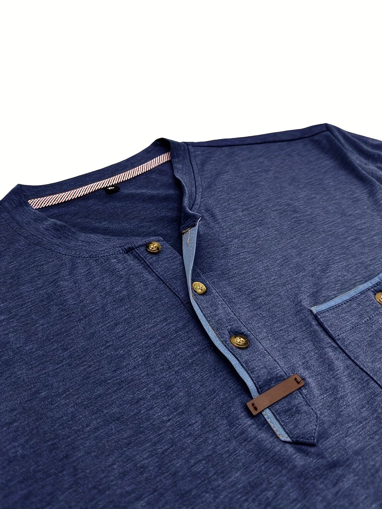 Magnus - Elegant T-skjorte med rund hals og lomme