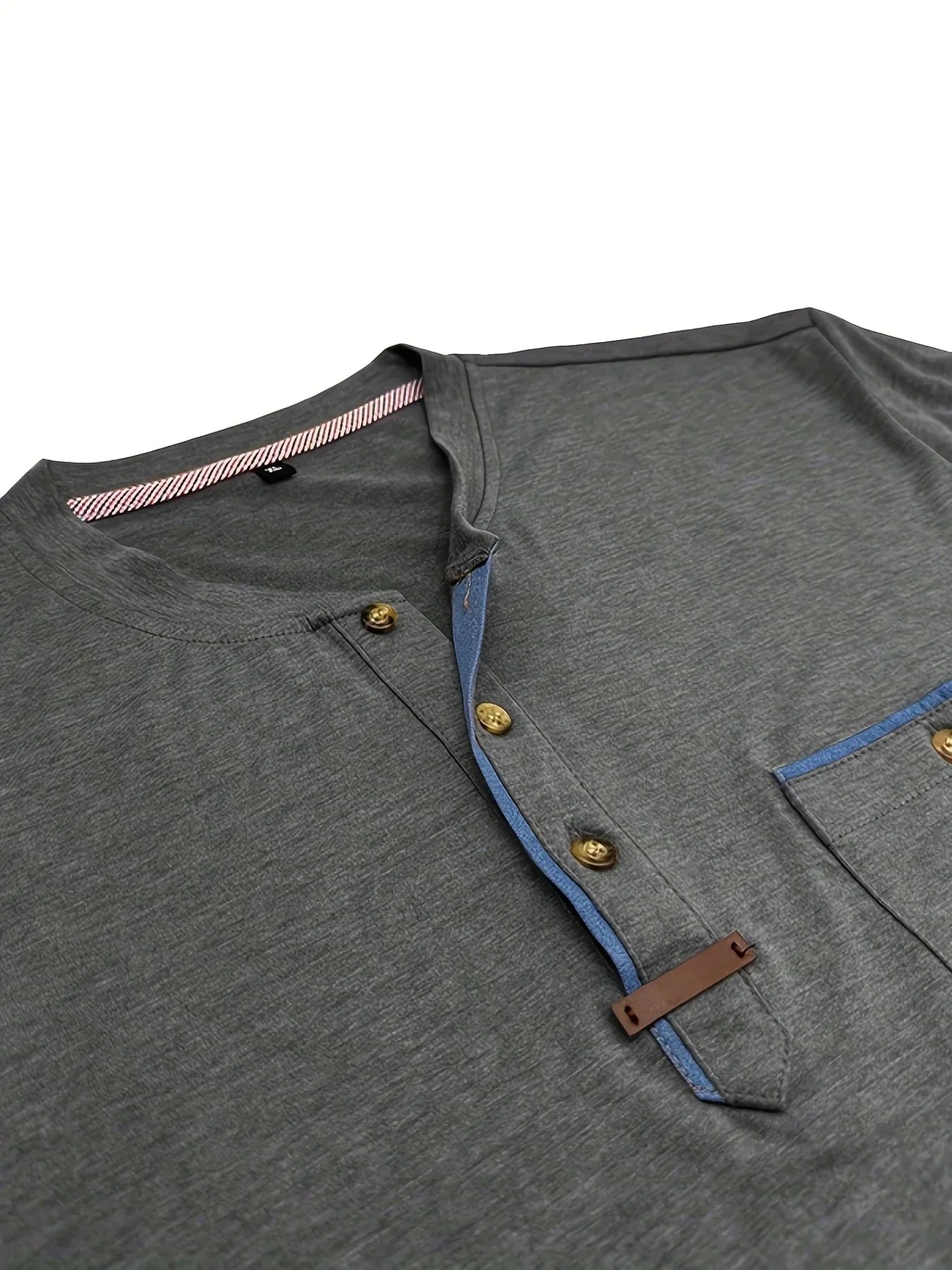 Magnus - Elegant T-skjorte med rund hals og lomme